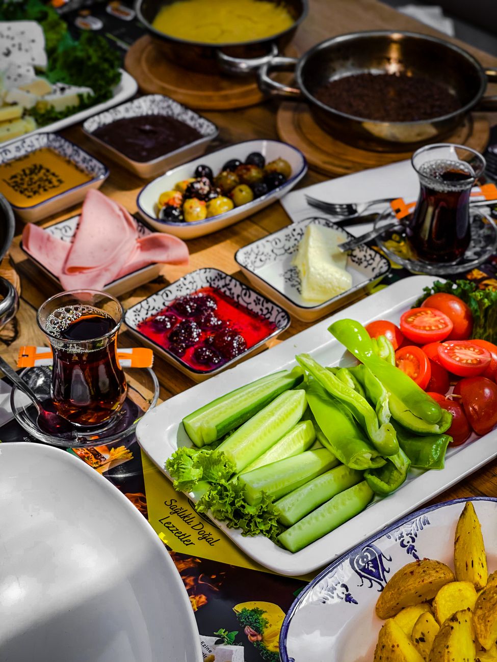 Geleneksel Türk kahvaltısı ve gurme sofra